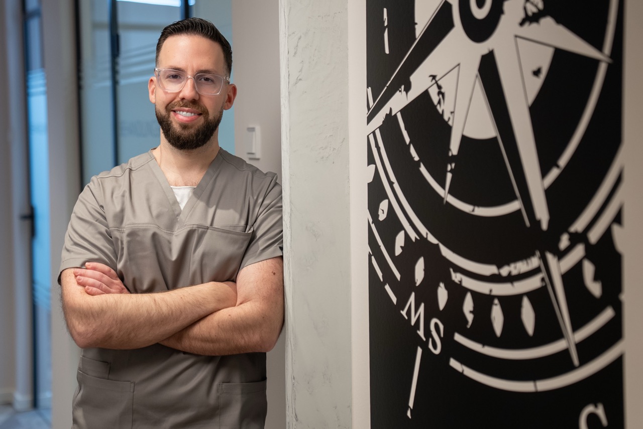 Dr. med. dent. Ralf Usherenko vom MZZ - Main Zahnzentrum in Offenbach