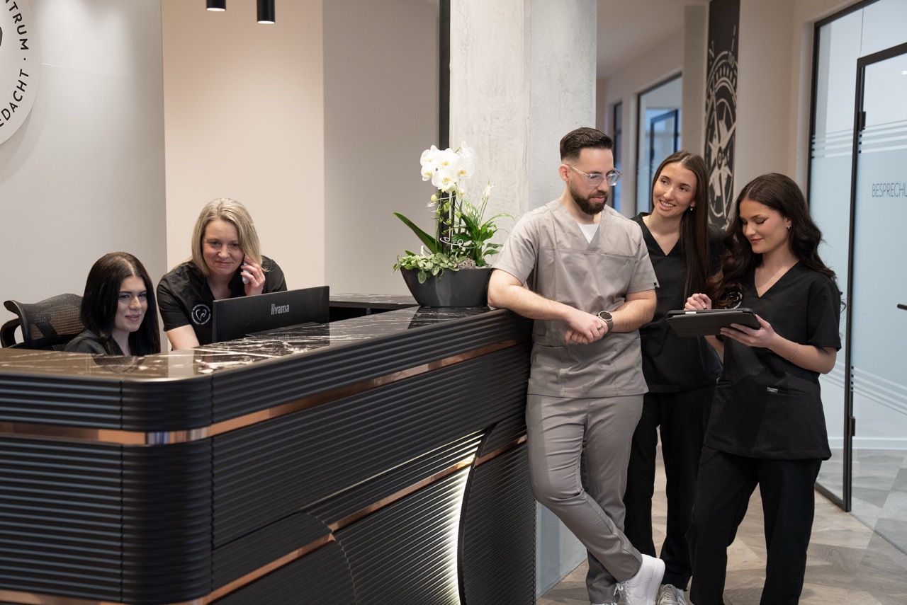 Team vom MZZ-Main Zahnzentrum in Offenbach